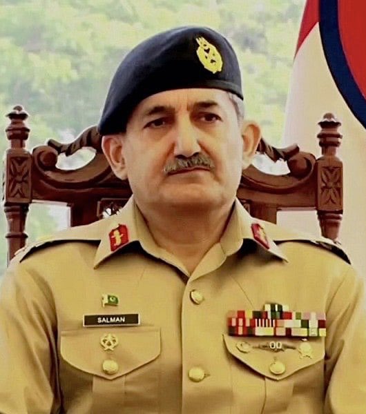 SharinKousar's tweet photo. محترم لیفٹینیٹ جنرل سلمان فیاض صاحب   کور کمانڈر لاہور کو عہدے سے ہٹا کر نوکری سے بھی برخواست کر دیا گیا ۔
 پوری قوم کو آپ پر فخر ہے کہ 9 مئی کو آپ نے اپنی عوام پر گولی چلانے سے گریز کیا اور اپنی اعلی صلاحیتوں کو بروئے کار لاتے ھوئے پاک فوج کو عوام کے سامنے لا کھڑا کرنے سے اجتناب برتا ۔ جسکی وجہ سے آپکو عہدے اور نوکری سے ہاتھ دھونا پڑے ۔ آپ نے یقینی طور پر خانہ جنگی سے ملک کو بچایا ۔ ورنہ ایک واقعہ پورے ملک میں خانہ جنگی کا باعث بن جاتا ۔ 
❤ملک بھی ہمارا ہے ، فوج بھی ہماری ہے❤ 
#iSaluteYou
