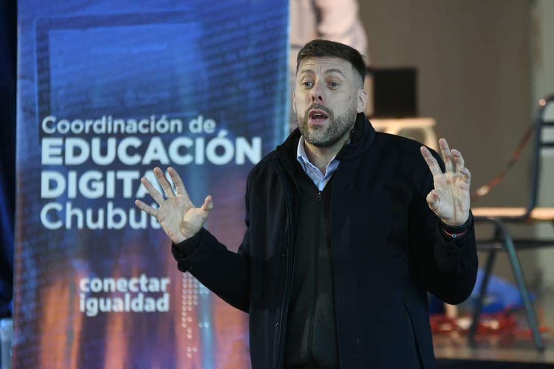GroomingArg's tweet photo. 📍#Chubut En el marco de la campaña sin precedentes que llevamos adelante en la provincia, el Dr. @HernanGNavarro dictó jornadas de sensibilización y concientización del delito de #Grooming en establecimientos educativos de #Trelew. https://t.co/iYXNJkmHsj