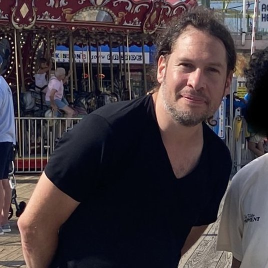 he's GLOWING omg ray toro i missed you so much