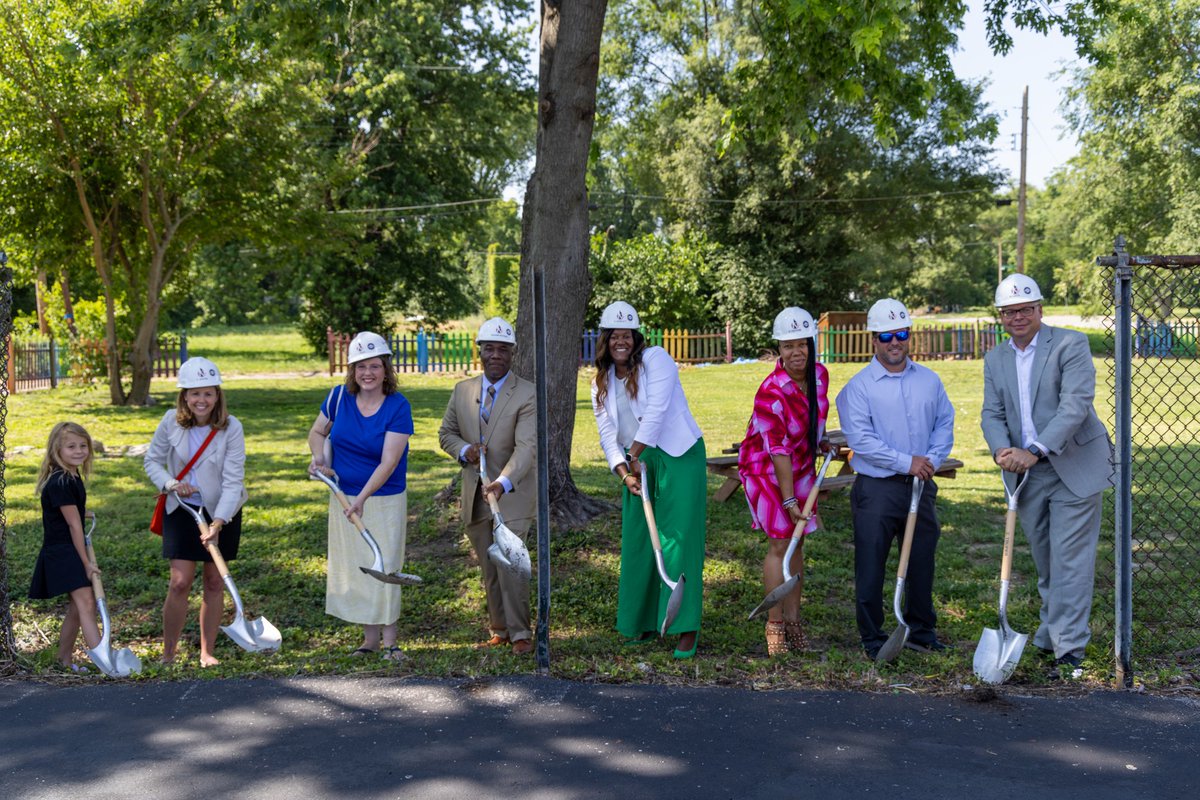SLPS_INFO's tweet image. And we&apos;re off! Today&apos;s groundbreaking at Columbia Elementary signaled the beginning of the end for miles of lead-based chain link fencing across 21 SLPS sites. Learn more about the fence replacement project at slps.org/fence.
