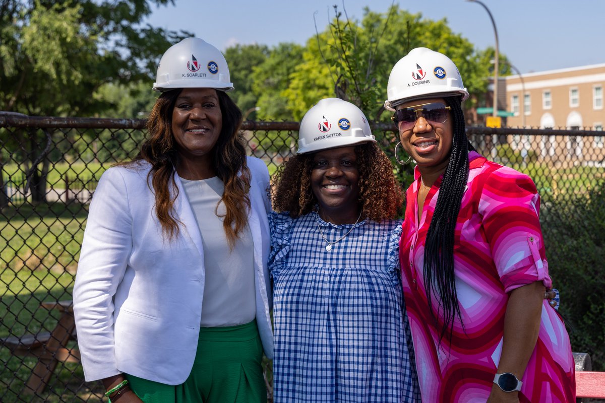 SLPS_INFO's tweet image. And we&apos;re off! Today&apos;s groundbreaking at Columbia Elementary signaled the beginning of the end for miles of lead-based chain link fencing across 21 SLPS sites. Learn more about the fence replacement project at slps.org/fence.