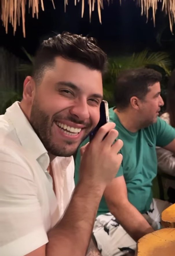 teamomurilohuff's tweet image. O sorriso de quem tá fofocando horrores