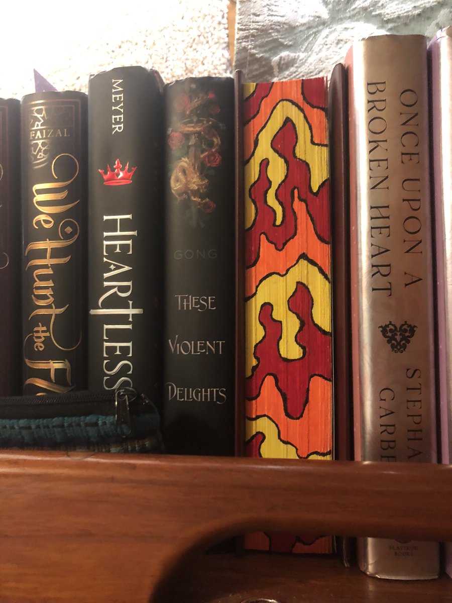 ruizjelena3's tweet photo. It took a few days but I finally finished painting the edges of Our Violent Ends!📚🔥
#theseviolentdelights #ourviolentends #sprayededges #paintededges #booklovers #BookTwitter https://t.co/JbrmmG1w5n