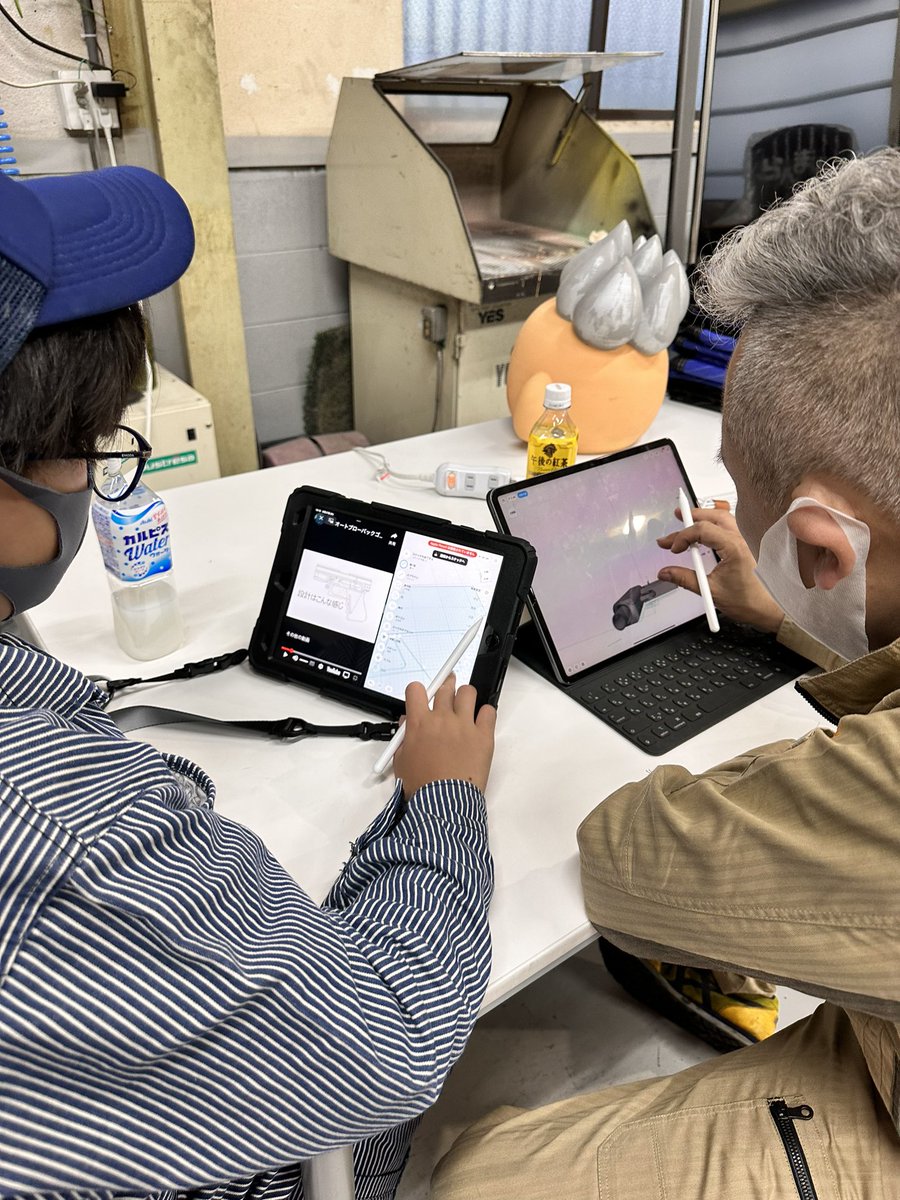 mcckayo's tweet image. 火曜日はリトルマイスター♫
CADのフェーズに入り、3D図面を描き始めました。
使っているのはshaper3D。

デジタルになっても図面を描く概念は同じ。
描き方の手順を順番に覚えていきます。

図が出来たら次は3Dプリンターで造形。
そこからはいろんな加工に広がっていきますよ。

楽しみ😊
#machicoco