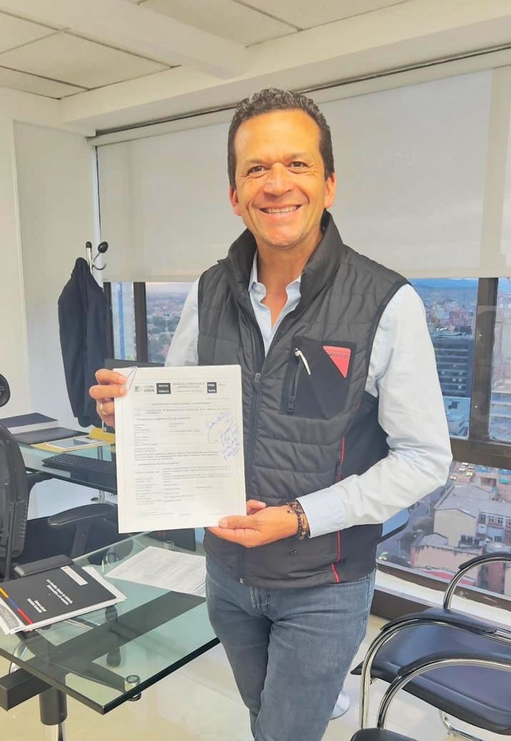 juancsaldarriag's tweet photo. #LoLogramosSoacha🇵🇱  Desde @MinSaludCol recibimos la viabilidad para el hospital de tercer nivel. Damos gracias a @petrogustavo, lo que no se pudo en el gobierno anterior se logró en 9 meses, a mi esposa @castanoluisa gracias por estar detrás de este proyecto por más de 3 años. https://t.co/cq4uedDhQe