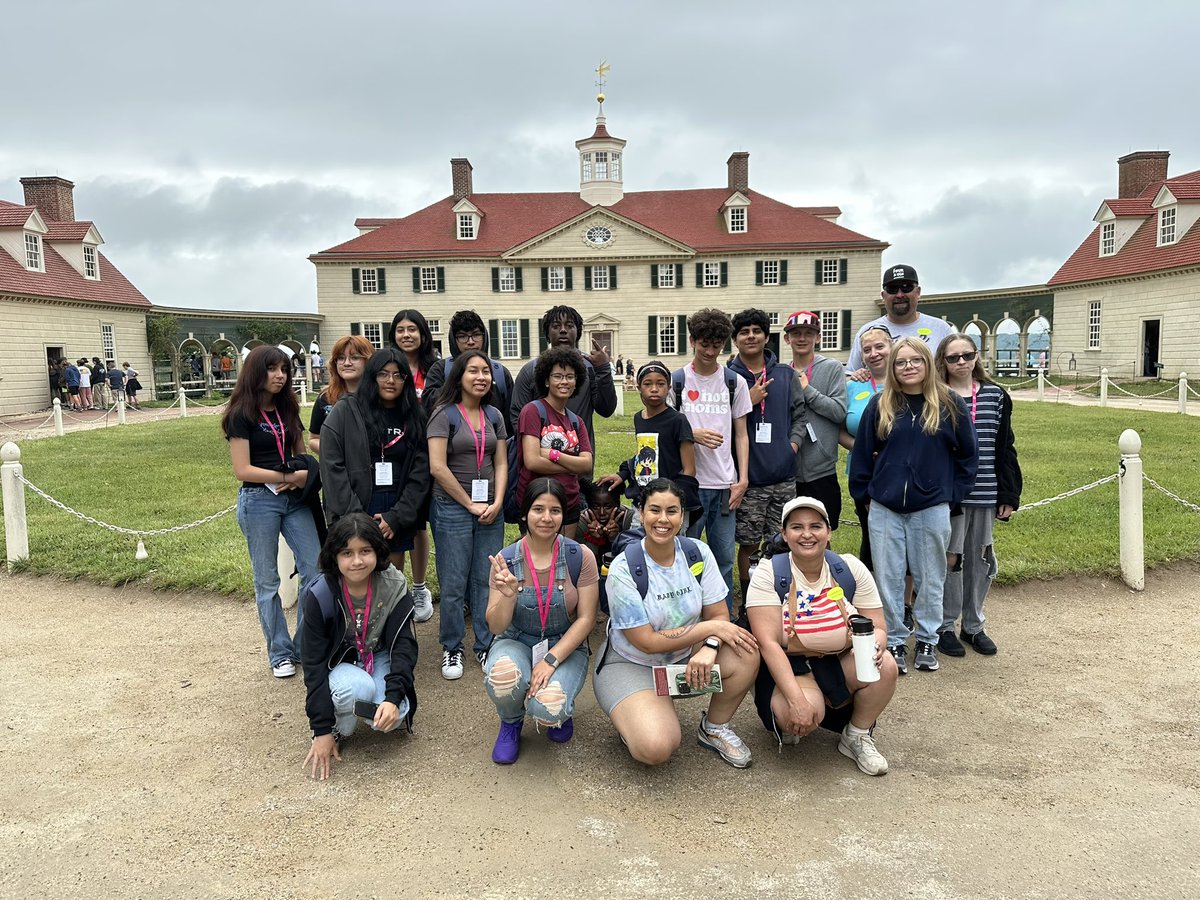 ProfeGuidoGonza's tweet photo. NYC &amp; D.C was amazing! 8th grade lobos had a blast &amp; so did I. They showed their true lobo values while exploring cities, monuments, and interests! Thank you soo much for Mr.&amp;Mrs. Gonzalez they were an immense help to myself &amp; @Maestra_VRocha https://t.co/bbpzs7la5l