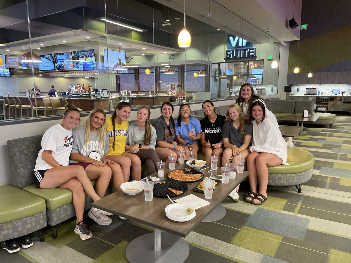 TGNatGroves's tweet photo. Most of em made it out for a little peace before the war starts! #timetoeat @FuryPlatinum https://t.co/hpz546dZVD