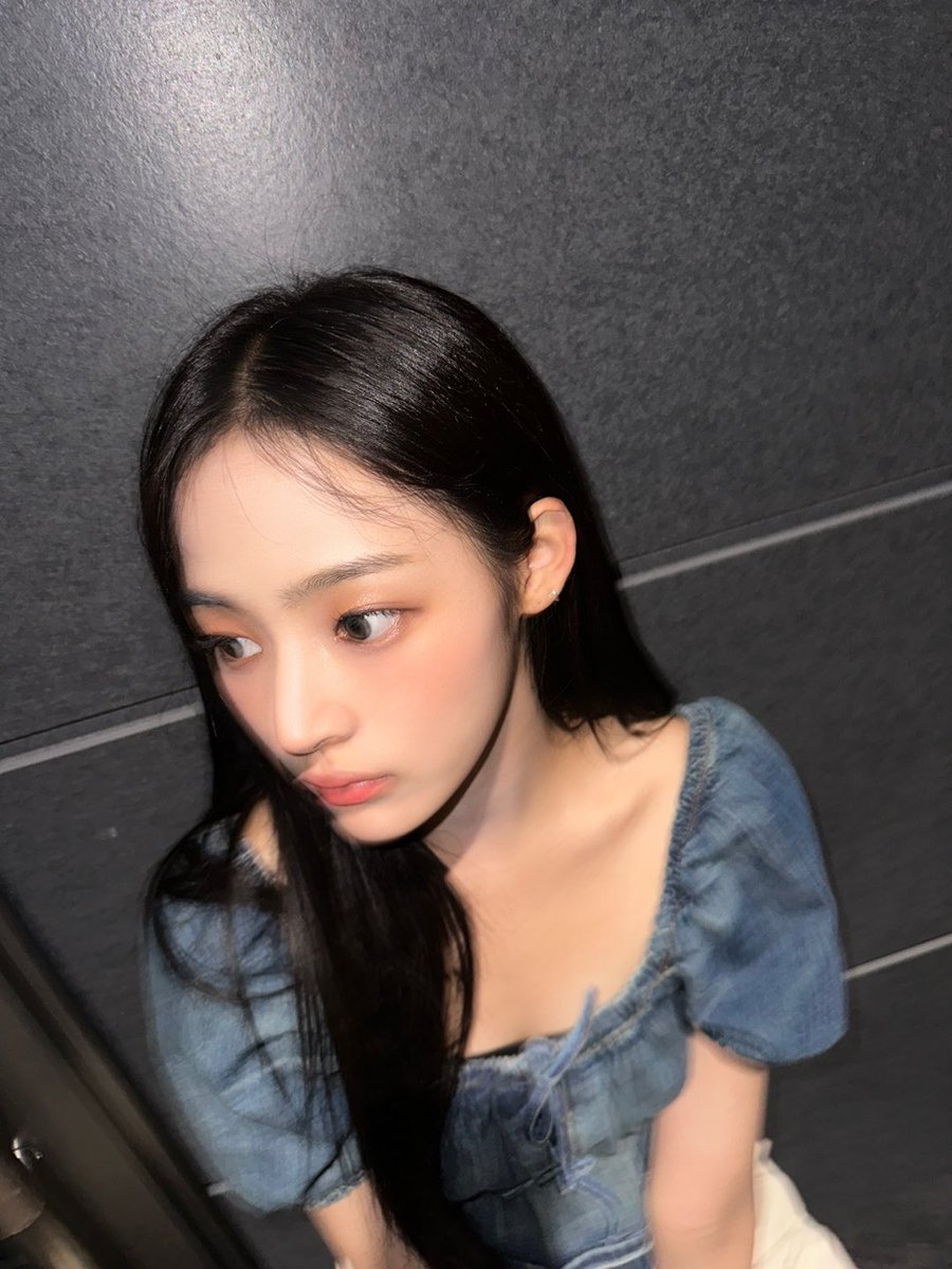 nwjs_minji's tweet photo. 📸 by hanni. https://t.co/2kSOf2wFdl