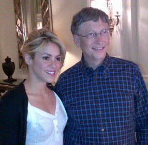 Y cuando Beyoncé debutó en 1997, Shakira ya tenía 3 discos y estaba trabajando en el 4, había cambiado la historia de la música en español con Antología, hablaba 5 idiomas y le había dado clases de computación a Bill Gates como lo muestran las fotos: