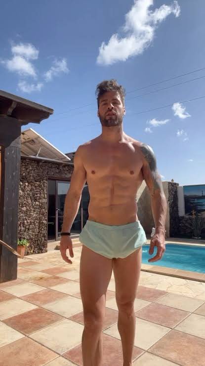 la oreja 🐍 on Twitter: "Jorge losa Hot 🔥 Out 🤮 @JorgeCarbajalOf"