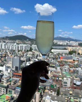 bonerbonebot's tweet photo. A drink to yourself in front of you
#PM https://t.co/zQfOkSeJ9W