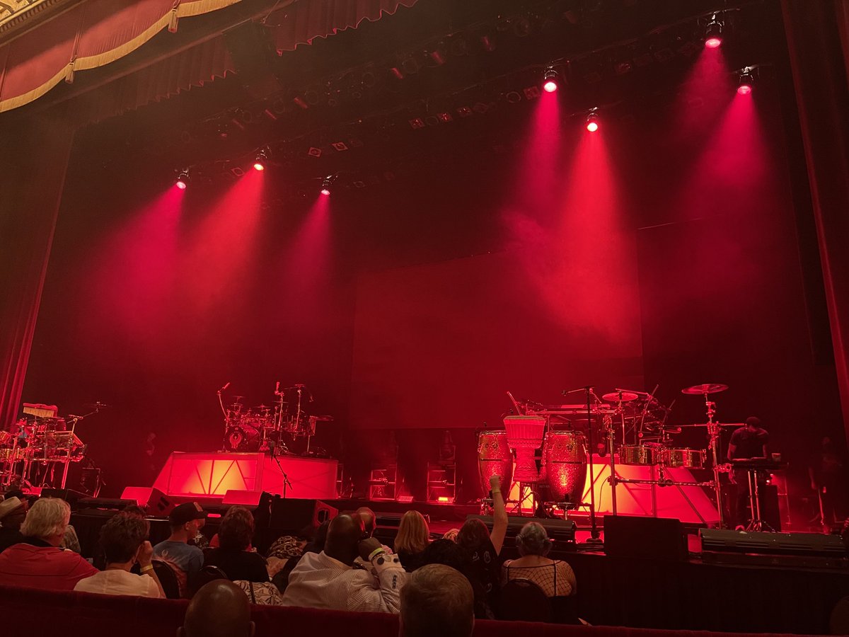 About to see the 3 elements of the universe in concert…..Earth, Wind and Fire! @PhillipBaileyEWF
