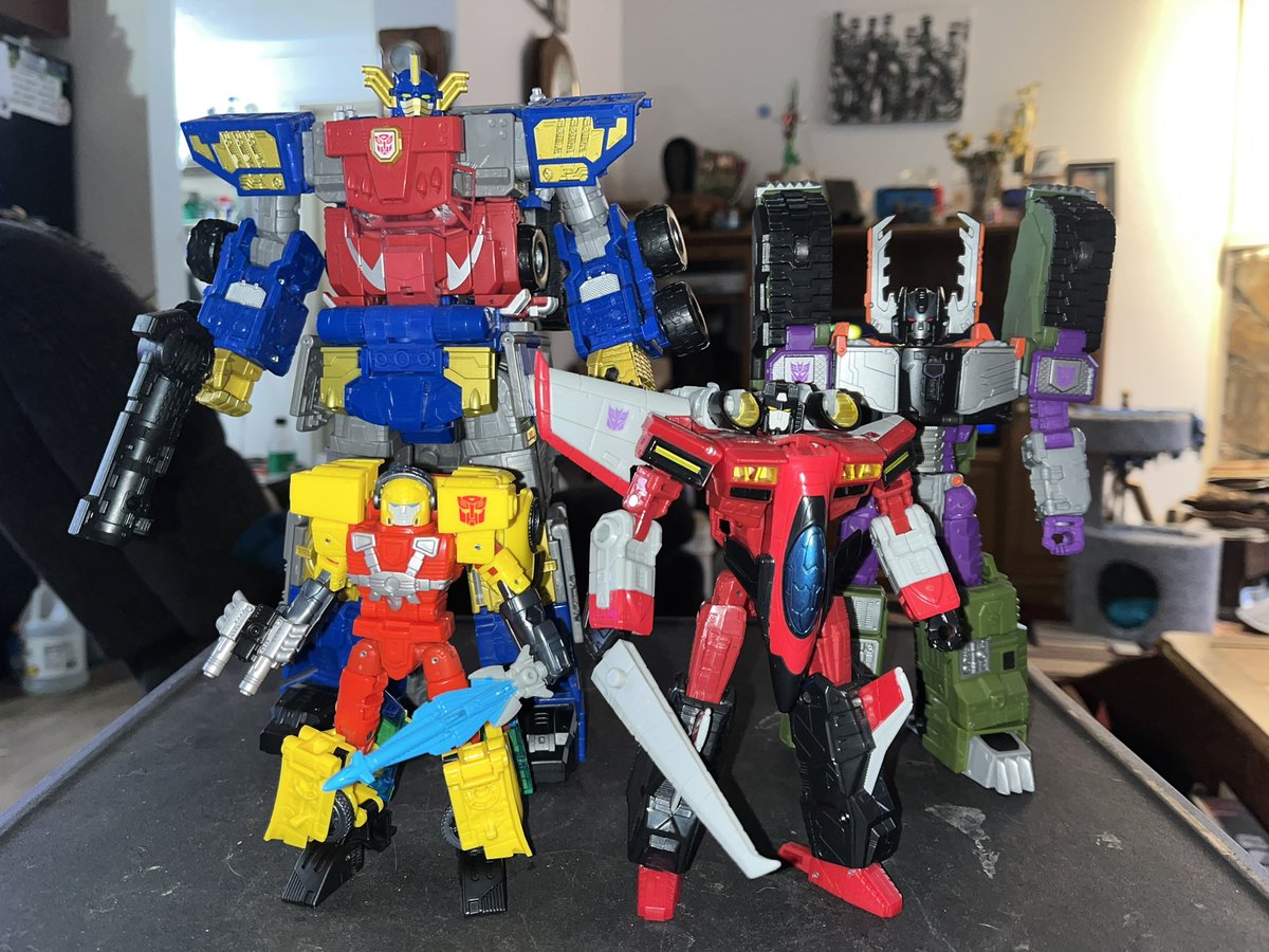 Family photo. Look TF Design Team, I’m not asking for y’all to do more Armada… I’m /demanding/ it. At least finish the initial rollcall; Red Alert, Smokescreen, Cyclonus, and Demolishor are desperately needed!