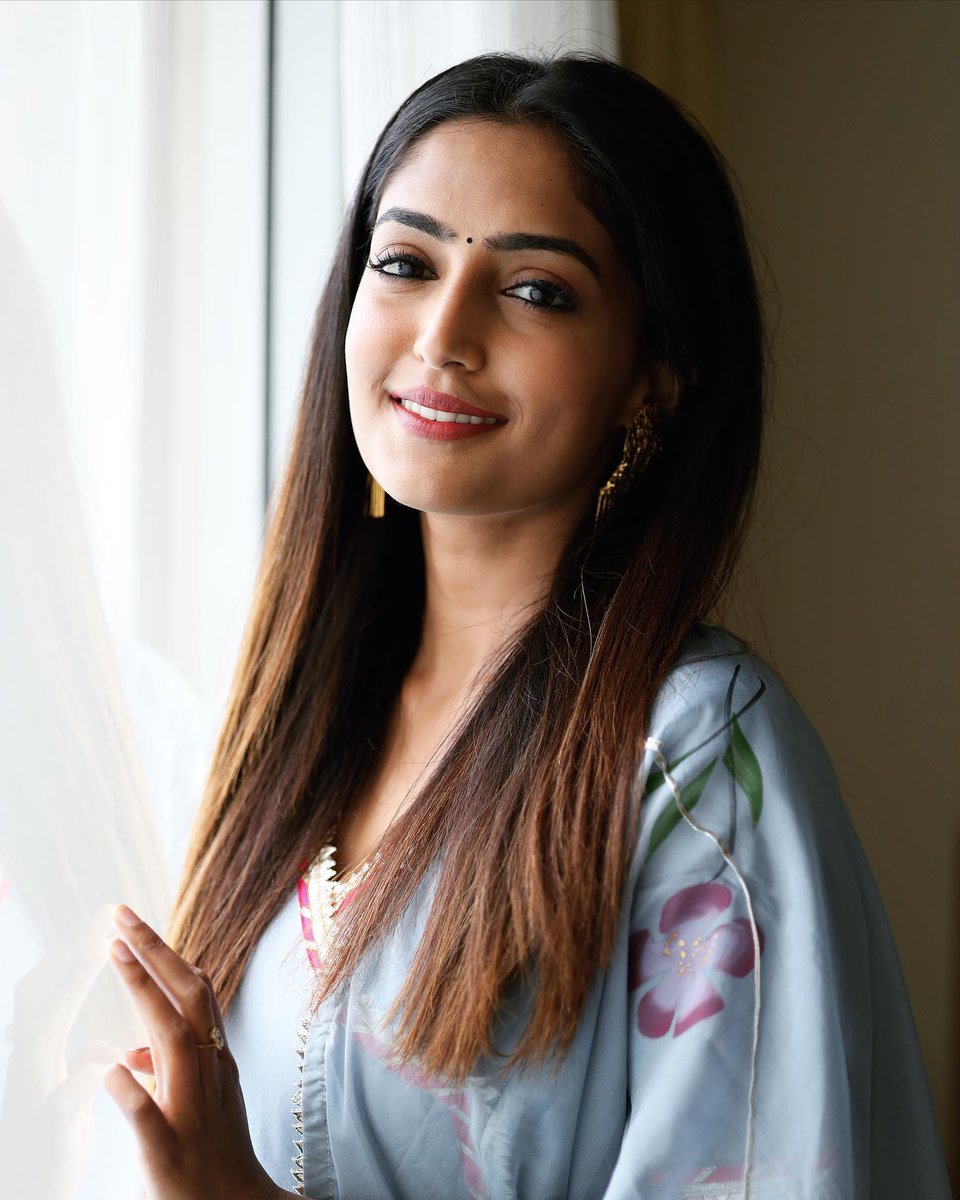 jsolu_tions's tweet image. Oh-So-Gorgeous, #RebaMonicaJohn 🩵

@Reba_Monica #Samajavaragamana #jsolutions