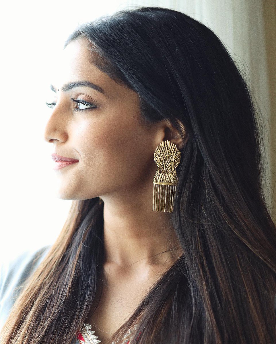 jsolu_tions's tweet image. Oh-So-Gorgeous, #RebaMonicaJohn 🩵

@Reba_Monica #Samajavaragamana #jsolutions