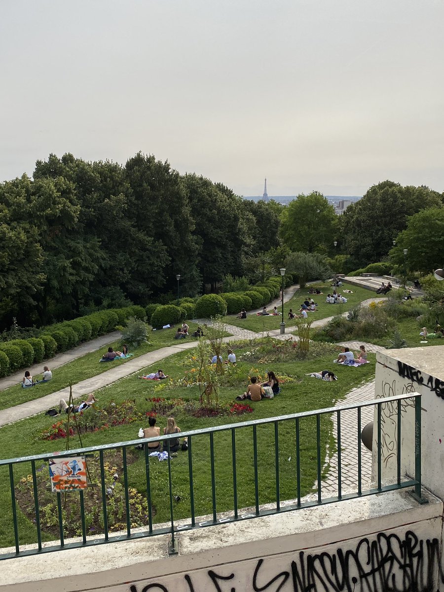 malapart's tweet photo. En flânant à Paris je me retrouve devant #leparcdeBelleville, côté #ruedesEnvierges et je regarde en bas. Jugez vous-mêmes. https://t.co/mJXzDKTwl2