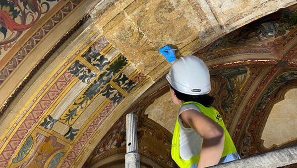 Sempre he estat partidari de treure les pintures kitsch i pretesament historicistes (amb textos banals) q, durant la dictadura d Primo d Rivera, es van entaforar al Saló Sant Jordi dl Palau d la Generalitat. Gràcies a <a href="/QuimTorraiPla/">Quim Torra i Pla</a>, els experts i els qui han continuat la feina