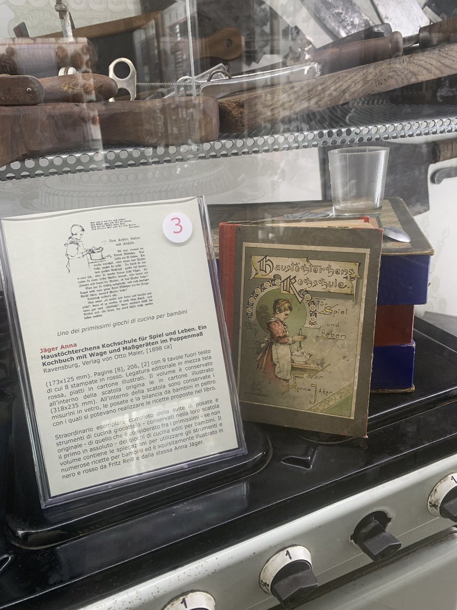 Cucinini e giochi da cucina per bambini tra fine Ottocento e primo Novecento.
In mostra al Garum <a href="/garum_e/">Garum Biblioteca e Museo della Cucina</a>  biblioteca e museo della cucina che raccoglie a Roma la collezione di Rossano Boscolo nel Monastero dei padri Olivetani al Circo Massimo.

Per <a href="/chiaralessi/">chiara alessi</a> 🫕