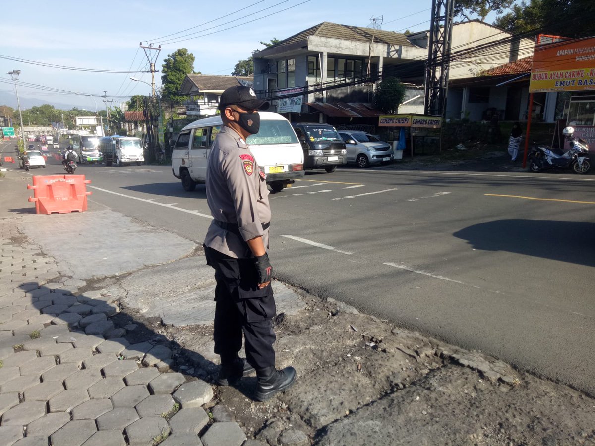 PMegamendung's tweet image. Anggota samapta Polsek Megamendung Bripka Eko Murdijanto giat gatur lalin di jln raya puncak untuk antisipasi kemacetan pada libur panjang, Rabu (28/6/2023).