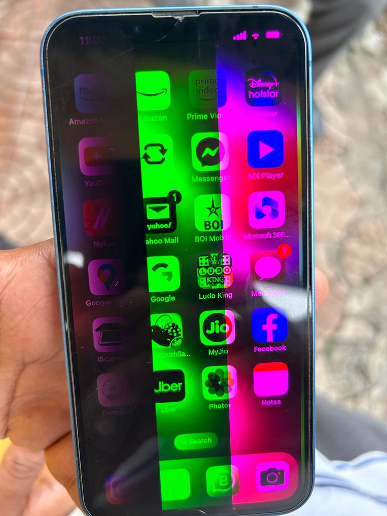 ChipaDeepak's tweet image. "📱🌈 Upgraded my iPhone 13, but the latest update left me with a distracting rainbow screen. @Apple, please fix this glitch! #iPhone13 #ScreenIssue"

"🙅‍♂️💸 Not happy with Apple authorized service center asking for 27k to fix my iPhone 13. @Apple