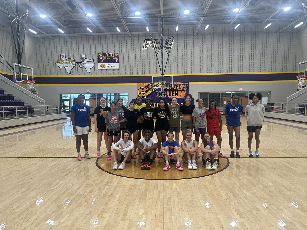 FAMhoopsGbb's tweet photo. Thank you to our FAM Coach Rielly (@CoachRielly) from Frank Phillips College for bringing his players to come practice and scrimmage against us. Also want to thank @_mason_jones @grace__sims @avery_cathey1 for coming out as well! 

Day 2: Session 3 ✅

#TheFAMway / / / 🏀 https://t.co/DgvfOBaPtp