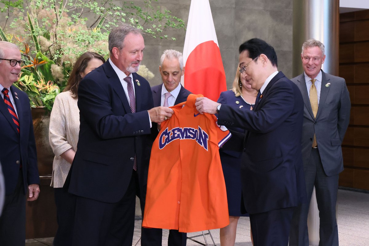 JPN_PMO's tweet photo. #PMinAction: On June 27, 2023, Prime Minister Kishida received a courtesy call from members of the United States House Committee on Energy and Commerce at the Prime Minister’s Office.

🔗https://t.co/9JQZBqNQ8a

#DiplomacySecurity https://t.co/dRLVdfxmGr