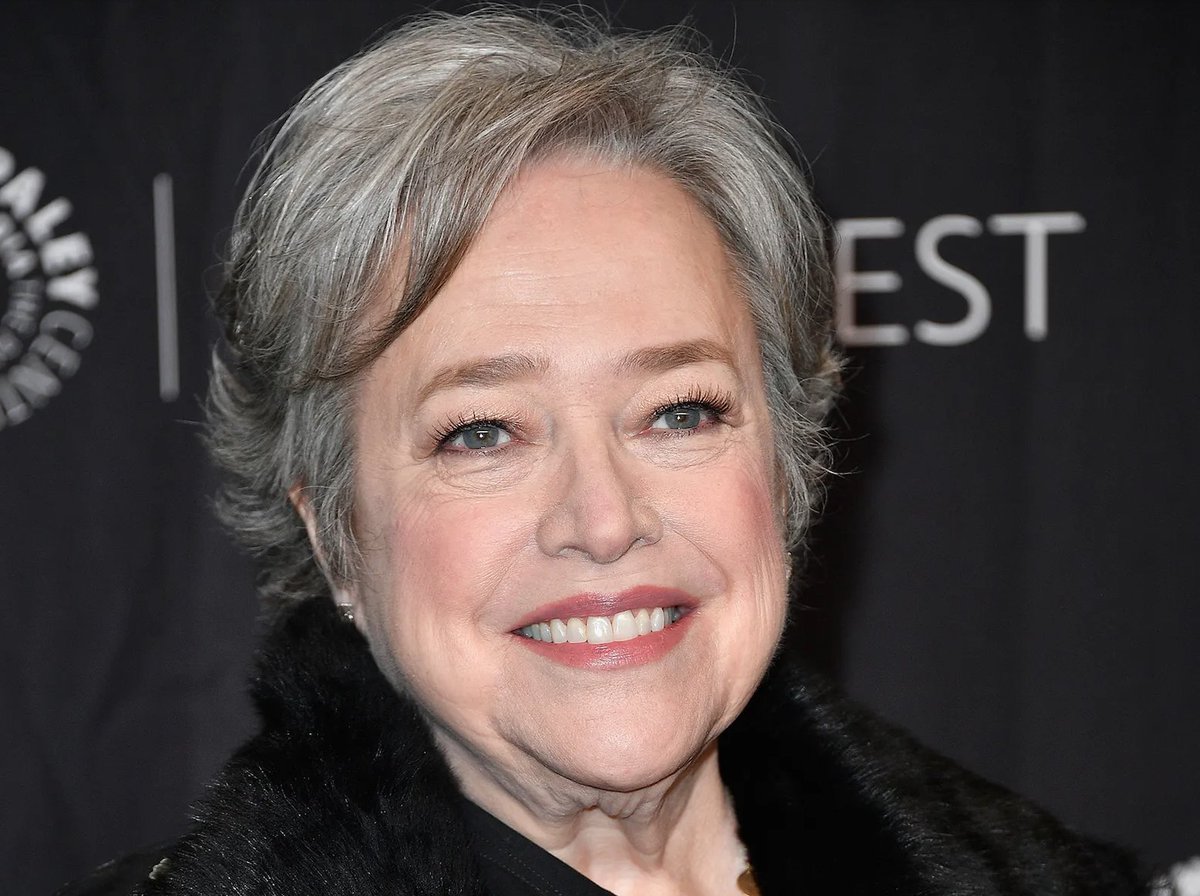 UniversoLumiere's tweet photo. Hoy celebramos el cumpleaños de la soberbia actriz Kathy Bates. Una intérprete consumada que ha emocionado y aterrado al público en infinidad de papeles icónicos. Versátil, cautivadora y entregada a su oficio. El comunidad del cine la tiene en un altar. ¿Actuación suya favorita? https://t.co/HIfALrStNm