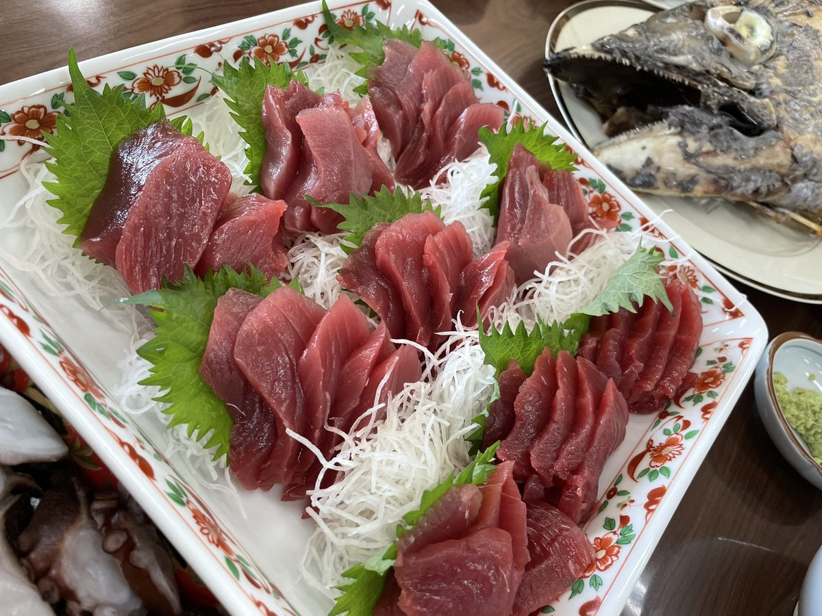muroingo's tweet photo. 6/25(日)は北田野浦活性化センターの「マグロを食らう会」に馳せ参じました！
旬の鮪とお酒が食べ飲み放題で一生分いただきました😂
毎年この時期に開催されるとのことで来年もぜひ参加したいですね〜🐟 https://t.co/WnkGaQ4O3F