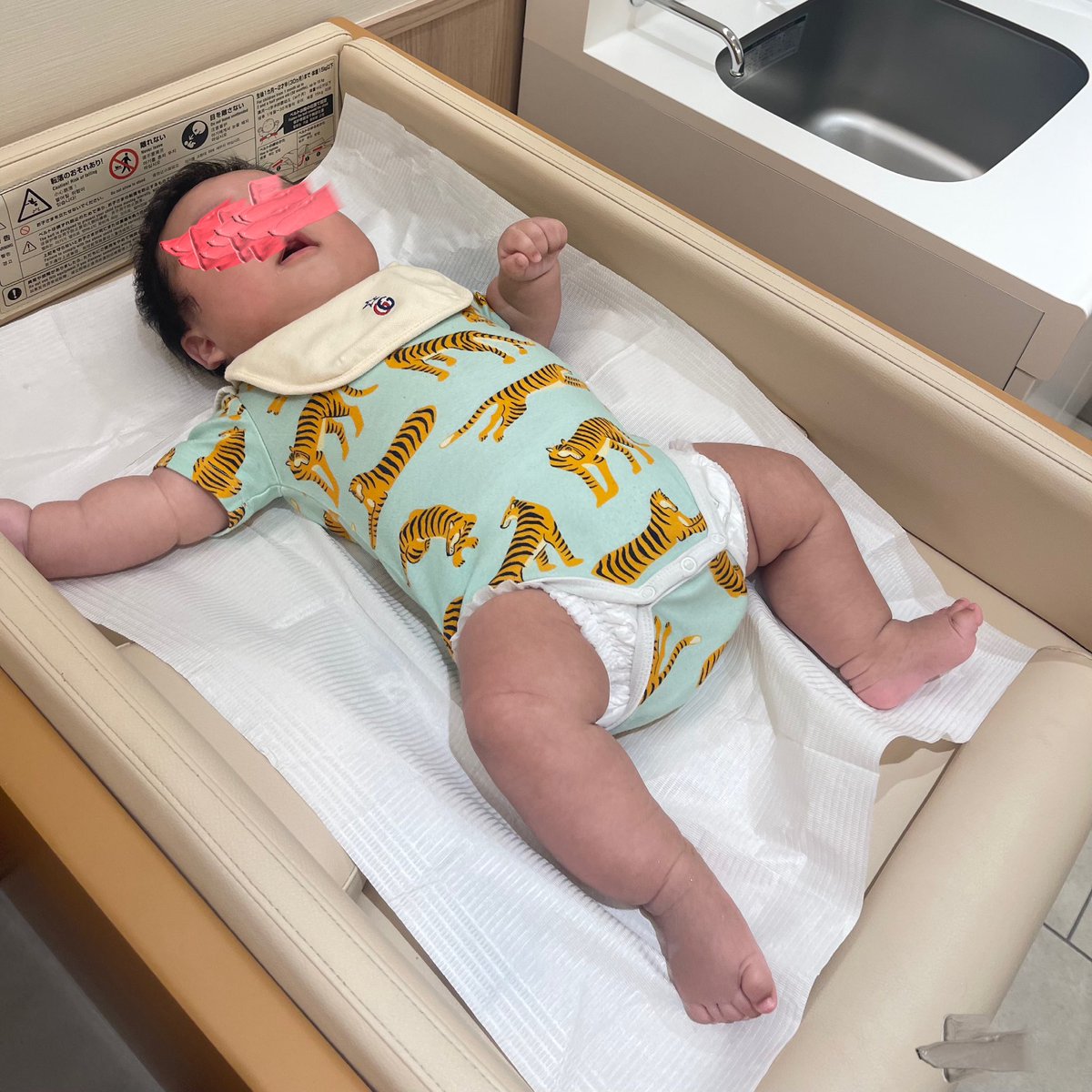 オムツ替え台でヘンパンギーナに感染した赤ちゃんの投稿を見た😭
皆、ふくかシートで対策して…結構隣の人見てもシートを敷いてる人見る事少なくて、そら感染広がるわって思っている。
1枚20円とかだよ！対策した方がいい。

出来れば大判のやつ。
西松屋かpuppapupoのが良いよ！！！
ツリー参照