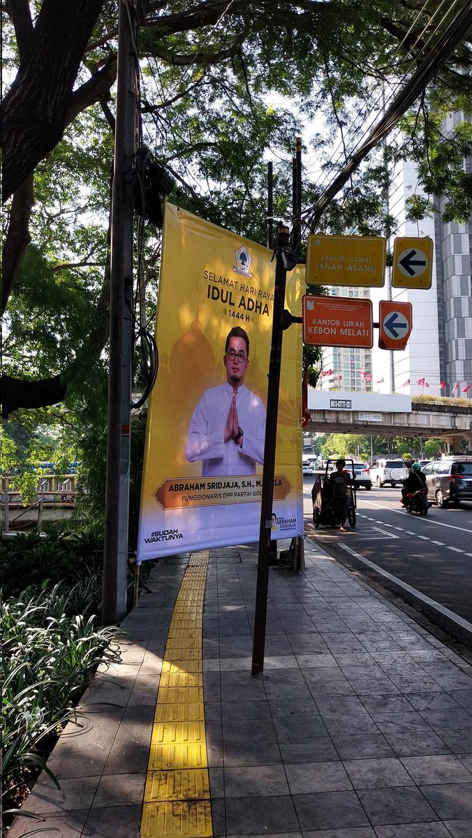 egi1st's tweet photo. Mau jalan kaki aja susah, baliho segede gaban dipasang ditrotoar. Lokasi jalan Penjernihan dekat Stasiun Karet. Cc @txtdrjkt @golkar_id @DKIJakarta https://t.co/vDVe6Avilz
