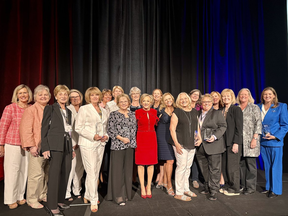 amerambassoc's tweet photo. Celebrating the inaugural #EMSvanguard award winners! 🚑 💕 🥇 @jemsconnect @ems1 @EMSWorldOFCL #ambucon23 https://t.co/ApCbr5qIRP