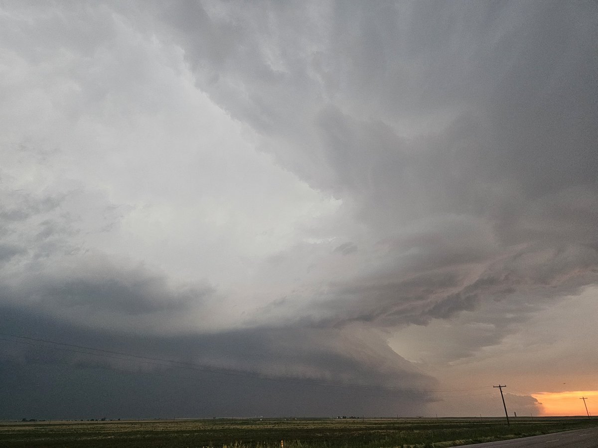 Storm continues to produce phenomenal structure near Gate, Oklahoma. #OKwx @gothail @BluekandyWX