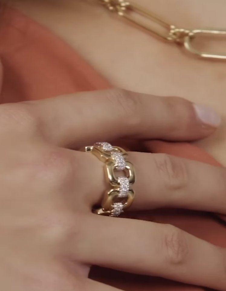 GabrielCoNY's tweet image. Make a bold statement with this stunning 14K yellow gold, wide band, diamond ring, boasting 0.30cts of diamond double row connectors embracing rounded rectangular links for a structured, architectural look. 

gabrielny.com/14k-yellow-gol…

#goldring #widebandring #diamondring