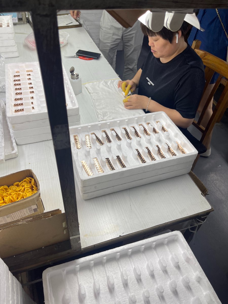 Weilianclock's tweet image. They don't look at us when we walk by. They're busy earning salary.
This focus ensures quality also.

#watch #watches #watchcase #watchstraps #watchproduct #watchaccessory #watchaccessories