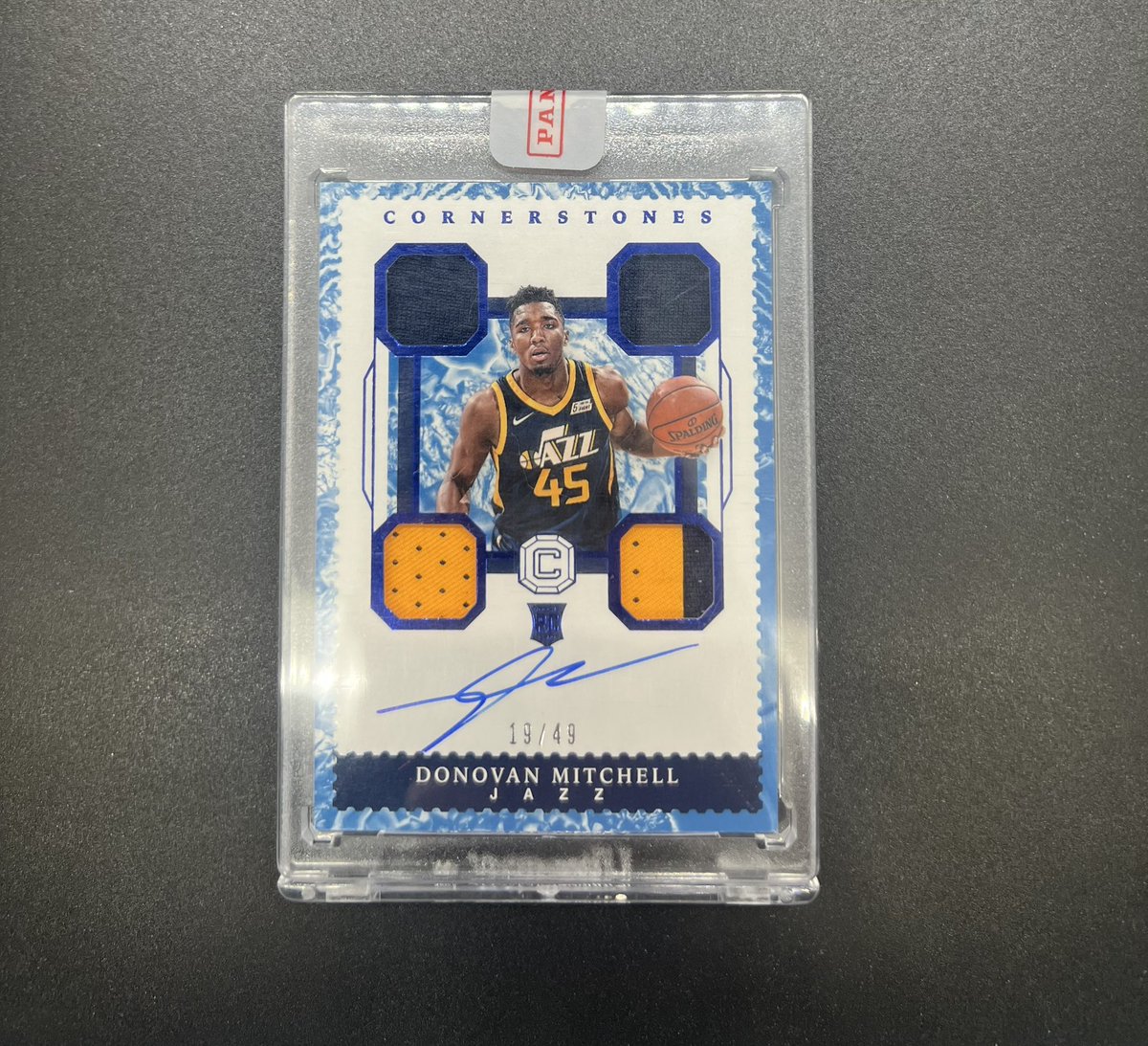 #NOHOLDSALE🐻 

$450

DONOVAN MITCHELL CORNERSTONES SEALED RPA /49

Cheapest up is for $650, PSA 8 /199 did $120 

RTs and Tags Greatly Appreciated!
@sports_sell