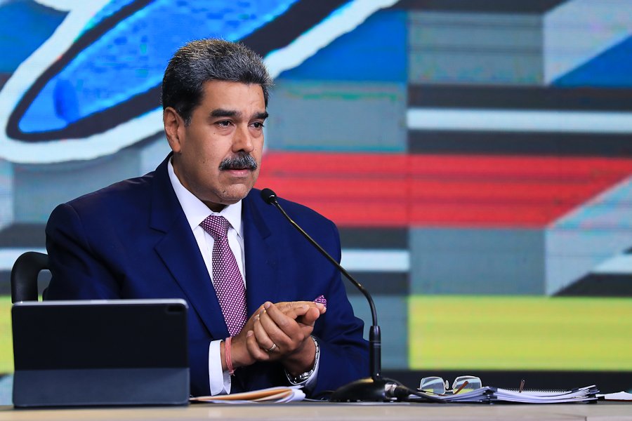 NicolasMaduro's tweet image. Defender nuestro derecho a la Paz, a la tolerancia, a la convivencia y al amor; defender la verdad de la democracia y de la República; construir una nueva narrativa con base a la verdad de Venezuela y asumir el pensamiento crítico; y mostrar lo afirmativo venezolano, son las…