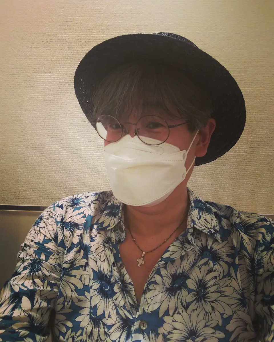 inachans's tweet photo. 今日のおじさん。ここ数日風邪っぽいので診断してもらったら、見事に風邪でしたw #おじさん #風邪 #ハット #丸眼鏡 #花柄シャツ #katharinehamnettlondon #diesel #mackintoshlondon https://t.co/q6hr261AaS