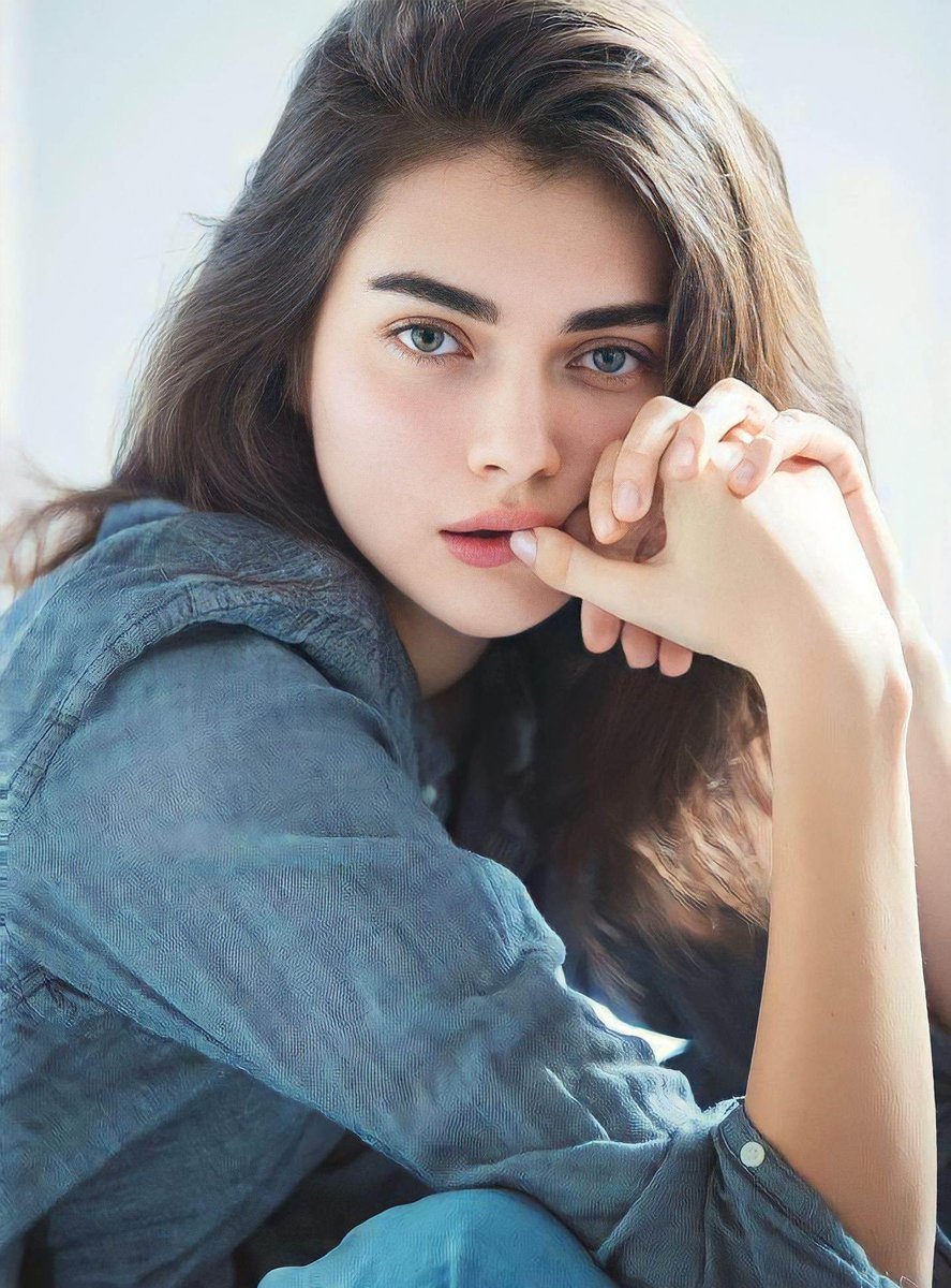 "لا تشكو للناسِ جُرحًا أنتَ صاحبه
لا يؤلم الجُرح إلّا من بهِ ألمُ

فإن شكوتَ لمن طابَ الزمانُ لهُ
عيناكَ تغلي، ومن تشكو لهُ صنمُ

وإن شكوتَ لمن شكواكَ تُسعدهُ
أضفتَ جُرحًا لجُرحكَ اسمه الندمُ"