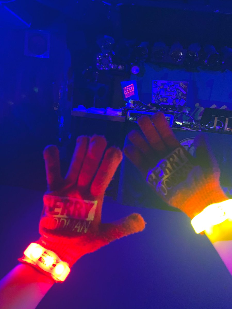 hamu_bgm's tweet photo. 1年半ぶりに現場に来れました😭💓
ピースツアーの奈良ネバーランド、まさかの神引きで過去最高の近さ（最前御ヒデ様のド真前）で大興奮でした！
レスもらいすぎて記憶が曖昧😭
ろばさんタオル手渡し、君に恋をしていますでヒデさんに手繋いでチョップの下りまでしてもらって発狂😂

#ベリーグッドマン https://t.co/COobDp9aaF