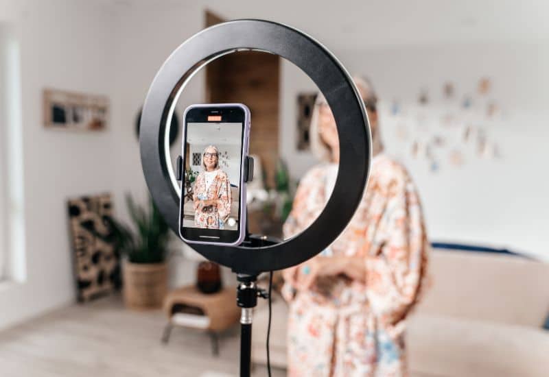 ImogenLamport's tweet photo. Whether you have a YouTube channel or post live videos or reels on your social media channels, it's important to consider what you're wearing. While it's essential to dress in a way that reflects your personal style, you also need to make sure that your https://t.co/TQsGx3AtYc https://t.co/ZIhcIeOJYq