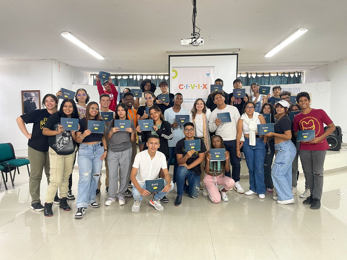 Hurtad0carabali's tweet photo. 😊Estamos en el desarrollo de la 3a versión de #Liderab, el laboratorio de liderazgo juvenil de @Civix_Colombia . Es un privilegio poder integrar este equipo e incidir en los proyectos de jóvenes que van a transformar el país con una ciudadanía activa y con pensamiento crítico.🇨🇴 https://t.co/6sZAA7LakQ