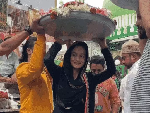 DainikBhaskar's tweet photo. गदर 2 की रिलीज से पहले दरगाह पहुंचीं अमीषा पटेल: सिर पर दुपट्टा लिए ब्लैक सूट में आईं नजर, फैंस बोले 'बॉयकॉट गदर'
#Gadar2 #amishapatel #Bollywood 
https://t.co/tQ9OzgxkpU https://t.co/1JEdLfq3aF