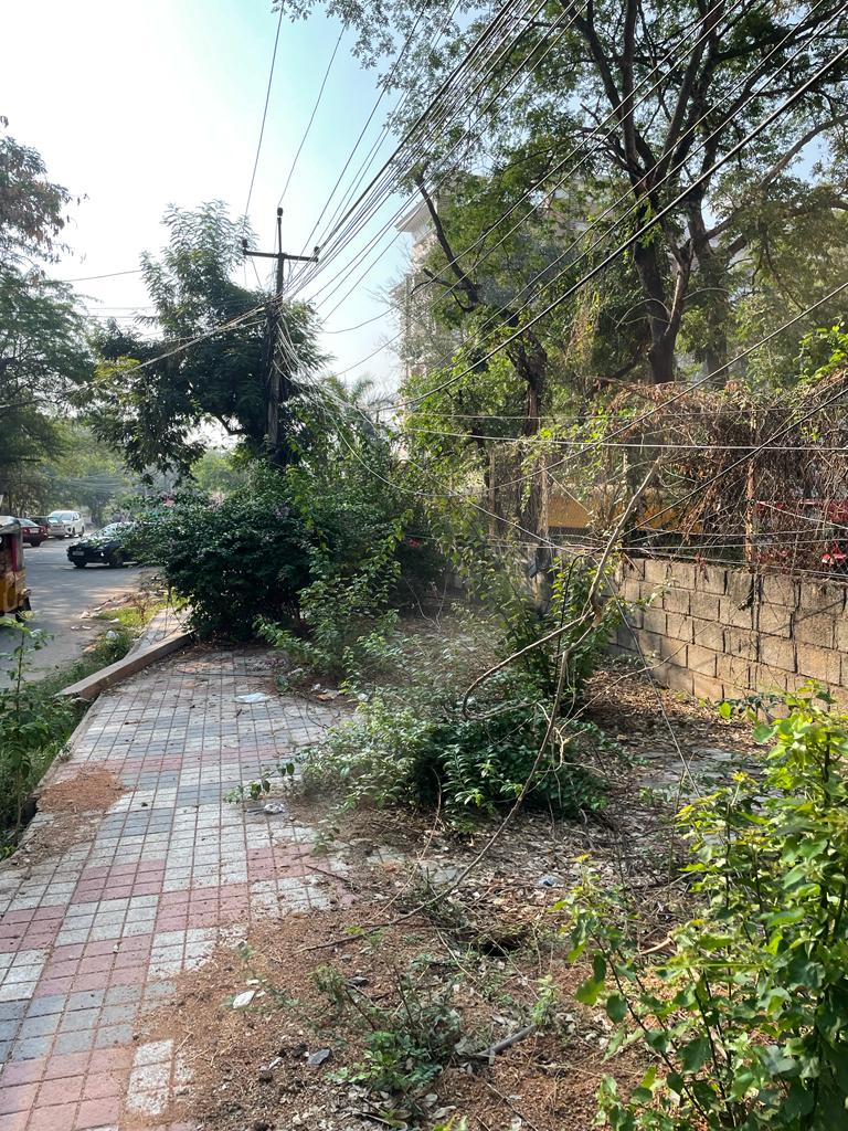 tsang100's tweet photo. @CommissionrGHMC @GHMCOnline @KTRBRS @KTRoffice condition of footpath in Generals road in yapral. Due to this commuters walk on road. Request to clear the footpath at the earliest 🙏 https://t.co/UyBGvq7OD7