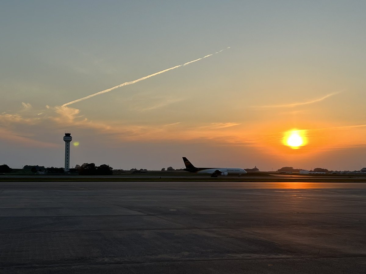 Sunset and plane at @FlyHSV   #sunset #sunsetpictures #sunsetpics #sunsetphotography #huntsvillealabama #Huntsville #HuntsvilleAL