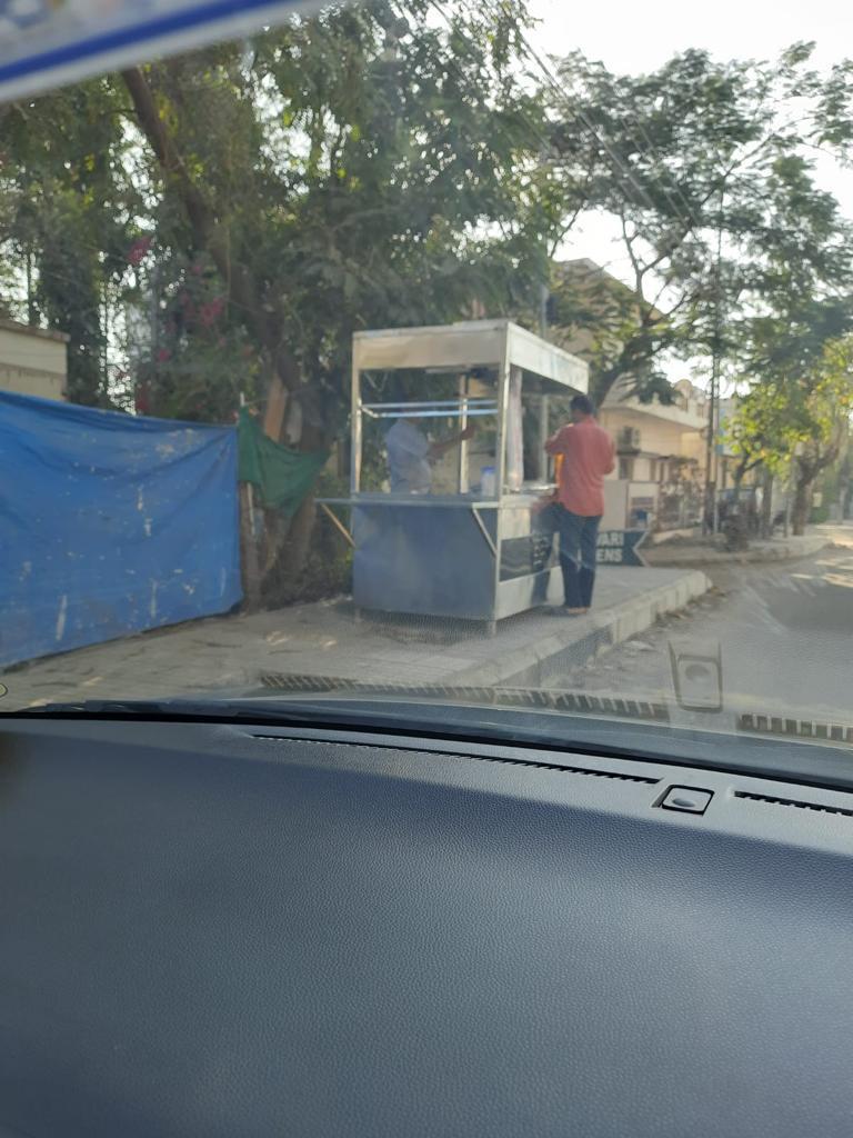 tsang100's tweet photo. @GHMCOnline @CommissionrGHMC @KTRBRS @KTRoffice The Footpath in the Generals road, Yapral have been encroached by shop keepers. Request get them removed as citizens have to walk on road due to encroachment. @KTRBRS request your intervention 🙏 https://t.co/gZ5NRkHaX4