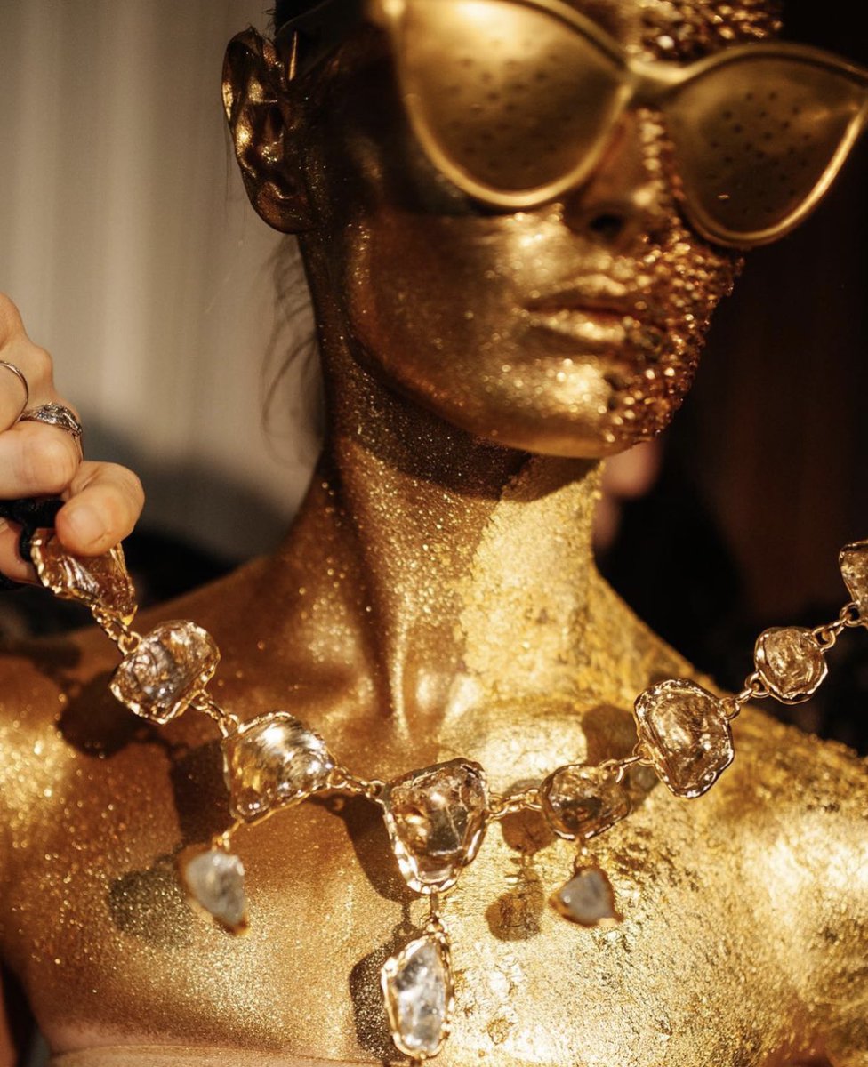 thesoftestaura's tweet photo. schiaparelli spring 2023 couture backstage https://t.co/Y6JACat0Tm