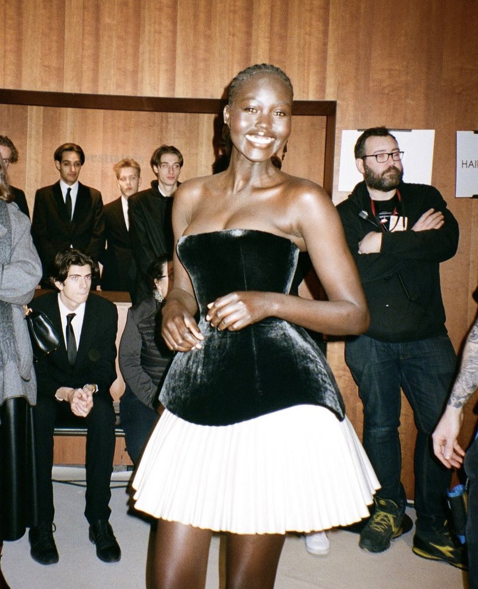 thesoftestaura's tweet photo. schiaparelli spring 2023 couture backstage https://t.co/Y6JACat0Tm