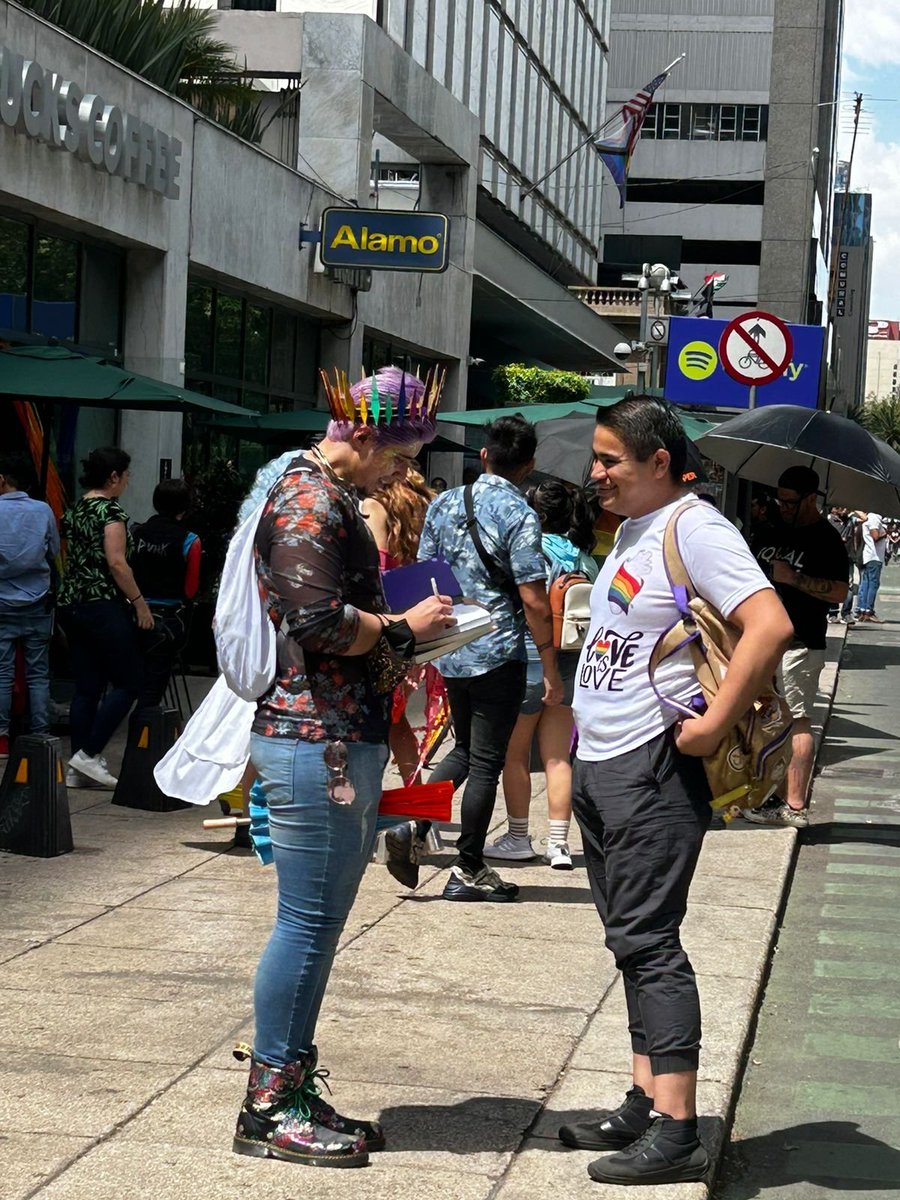 alejilloTol's tweet photo. Momentos bonitos de la marcha: encontrarme con algunos de ustedes y firmarles sus libros. 😍😍😍 https://t.co/3CLLrtst7T