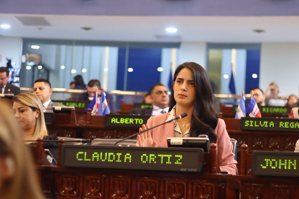 El oficialismo crea instituciones que no tienen beneficio para los  salvadoreños 🔴 Por eso voté en contra de las reformas que permiten usar el  dinero de la gente para financiar a la