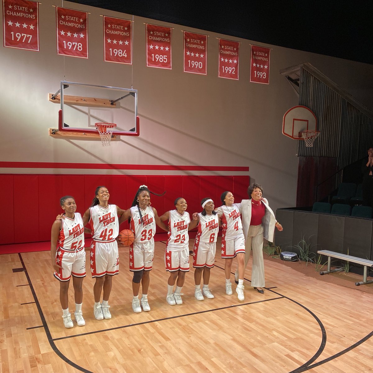 If you’re in or near NYC and you’re a fan of women’s hoops, you NEED to see Flex at Lincoln Center.

It’s a play about a Black women’s HS 🏀 team in Arkansas in 1998. It was SO GOOD! 

Plays like this rarely get produced so go support the arts, Black actors, and women’s hoops!